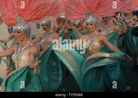 Voir les filles des Folies Bergère au Tropicana arrivent à la 8e édition du Latin Grammy Awards au Mandalay Bay à Las Vegas au Nevada le 8 novembre 2007. (Photo d'UPI/Jim Ruymen) Banque D'Images