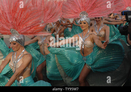 Voir les filles des Folies Bergère au Tropicana arrivent à la 8e édition du Latin Grammy Awards au Mandalay Bay à Las Vegas au Nevada le 8 novembre 2007. (Photo d'UPI/Jim Ruymen) Banque D'Images