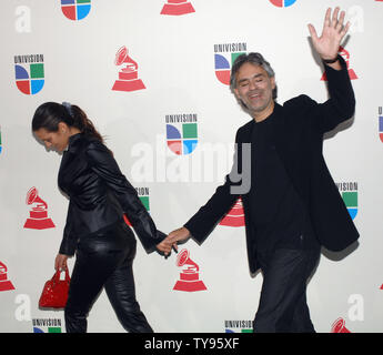 Le chanteur italien Andrea Bocelli (R) et son épouse Veronica Bert arrivent à la 8e édition du Latin Grammy Awards à Las Vegas le 8 novembre 2007. (Photo d'UPI/Jim Ruymen). Banque D'Images