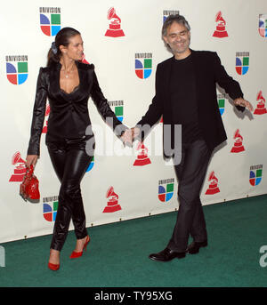 Le chanteur italien Andrea Bocelli (R) et son épouse Veronica Bert arrivent à la 8e édition du Latin Grammy Awards à Las Vegas le 8 novembre 2007. (Photo d'UPI/Jim Ruymen). Banque D'Images