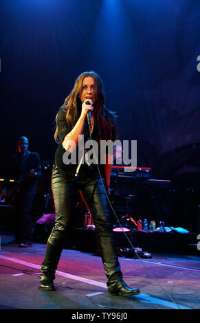 Alanis Morissette effectue au Pearl concert Theatre dans le Palms Casino à Las Vegas le 18 mars 2008. Le signataire canadien de 33 ans, compositeur a joué la dernière nuit de sa tournée américaine. (Photo d'UPI/Daniel Gluskoter) Banque D'Images