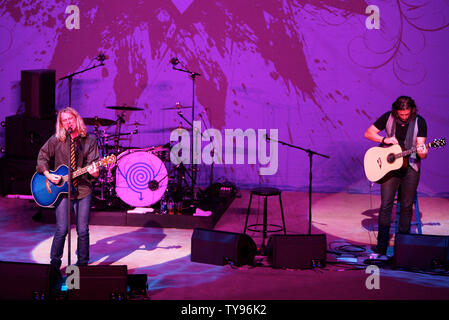 Chanteur Ed Roland ( L ) et son frère Dean de Collective Soul effectuer au Mandalay Bay Casino à Las Vegas le 28 mars 2008. Le groupe joue un concert acoustique à l'appui de leur récent album 'ensuite'. (Photo d'UPI/Daniel Gluskoter) Banque D'Images