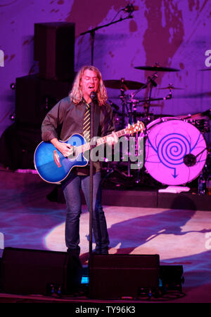 Chanteur Ed Roland de Collective Soul effectue au Mandalay Bay Casino à Las Vegas le 28 mars 2008. Le groupe joue un concert acoustique à l'appui de leur récent album 'ensuite'. (Photo d'UPI/Daniel Gluskoter) Banque D'Images