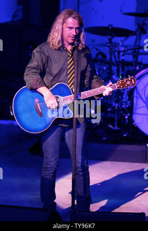 Chanteur Ed Roland de Collective Soul effectue au Mandalay Bay Casino à Las Vegas le 28 mars 2008. Le groupe joue un concert acoustique à l'appui de leur récent album 'ensuite'. (Photo d'UPI/Daniel Gluskoter) Banque D'Images