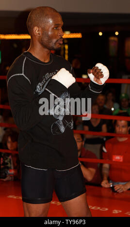 World light heavyweight champion de boxe Bernard Hopkins s'affiche pour un entraînement public au Planet Hollywood à Las Vegas le 15 avril 2008. Hopkins défend son titre contre Joe Calzaghe de Galles le 19 avril. (Photo d'UPI/Daniel Gluskoter) Banque D'Images