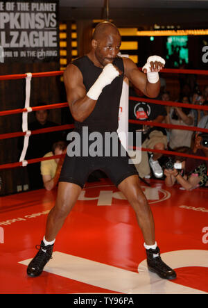 World light heavyweight champion de boxe Bernard Hopkins s'affiche pour un entraînement public au Planet Hollywood à Las Vegas le 15 avril 2008. Hopkins défend son titre contre Joe Calzaghe de Galles le 19 avril. (Photo d'UPI/Daniel Gluskoter) Banque D'Images