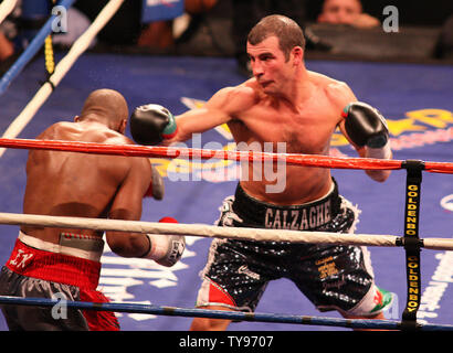 Joe Calzaghe de galles (R) se mélange avec Bernard Hopkins au Thomas & Mack Center de Las Vegas le 19 avril 2008. La décision partagée Calzaghe lui a valu la victoire de la lumière de l'incontesté Heavyweight Championship boxing. (Photo d'UPI/Daniel Gluskoter) Banque D'Images