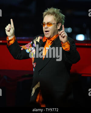 Elton John effectue au Caesars Palace à Las Vegas, Nevada le 21 juin 2008. Le célèbre pianiste français et Rock and Roll Hall of Famer donnait au 200e exécution de son Piano rouge 'Tour'. (Photo d'UPI/Daniel Gluskoter) Banque D'Images