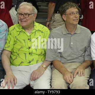 Le philanthrope Warren Buffett (L) et Bill Gates profiter gagner 120-65 du Team USA sur le Canada dans un match de basket-ball olympique exposition au Thomas & Mack Center de Las Vegas, Nevada le 25 juillet 2008. (Photo d'UPI/Daniel Gluskoter) Banque D'Images