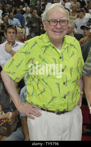 Le philanthrope Warren Buffett (L) et Bill Gates profiter gagner 120-65 du Team USA sur le Canada dans un match de basket-ball olympique exposition au Thomas & Mack Center de Las Vegas, Nevada le 25 juillet 2008. (Photo d'UPI/Daniel Gluskoter) Banque D'Images