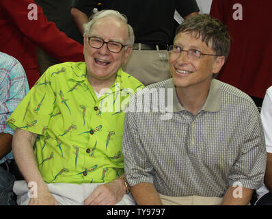 Le philanthrope Warren Buffett (L) et Bill Gates profiter gagner 120-65 du Team USA sur le Canada dans un match de basket-ball olympique exposition au Thomas & Mack Center de Las Vegas, Nevada le 25 juillet 2008. (Photo d'UPI/Daniel Gluskoter) Banque D'Images