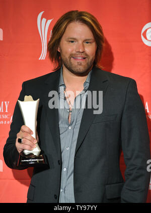 Haut Nouveau Chanteur masculin James Otto pose avec son trophée à la 44th Annual Academy of Country Music Awards au MGM Grand de Las Vegas, Nevada le 5 avril 2009. (UPI Photo/Kevin Dietsch) Banque D'Images