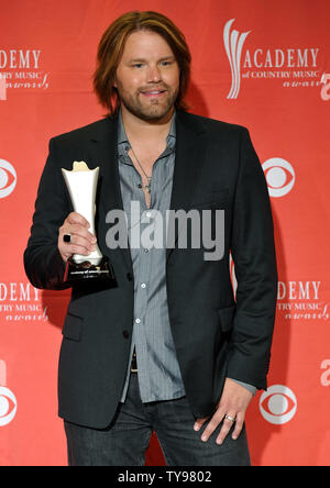 Haut Nouveau Chanteur masculin James Otto pose avec son trophée à la 44th Annual Academy of Country Music Awards au MGM Grand de Las Vegas, Nevada le 5 avril 2009. (UPI Photo/Kevin Dietsch) Banque D'Images