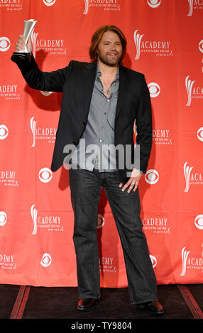 Haut Nouveau Chanteur masculin James Otto pose avec son trophée à la 44th Annual Academy of Country Music Awards au MGM Grand de Las Vegas, Nevada le 5 avril 2009. (UPI Photo/Kevin Dietsch) Banque D'Images