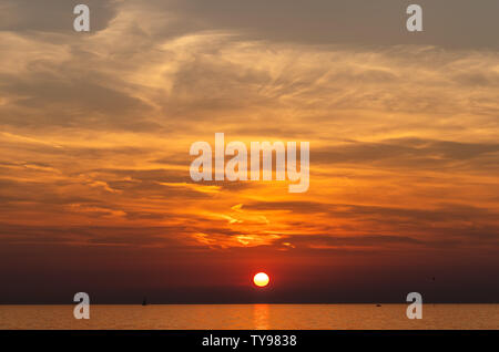 Coucher du soleil sur l'Adriatique près de Rovinj en Croatie Banque D'Images