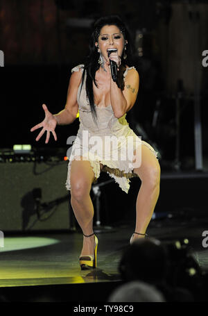 Alejandra Guzman effectue au cours d'un dîner de remise des prix Grammy latin Shakira avec le respect de la personne de l'année, au Mandalay Bay Resort and Casino à Las Vegas le 9 novembre 2011. UPI/Jim Ruymen Banque D'Images