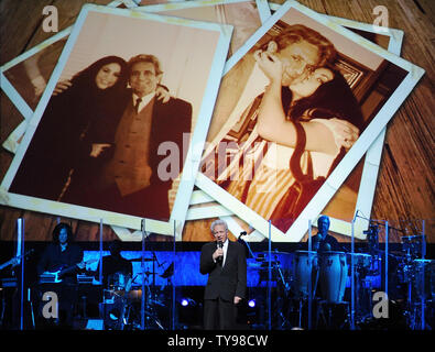 William Mebarak Chadid chante une chanson à sa fille Shakira qui a été honoré à titre de la personne de l'année, lors d'un dîner de remise des prix Grammy latin au Mandalay Bay Resort and Casino à Las Vegas le 9 novembre 2011. UPI/Jim Ruymen Banque D'Images