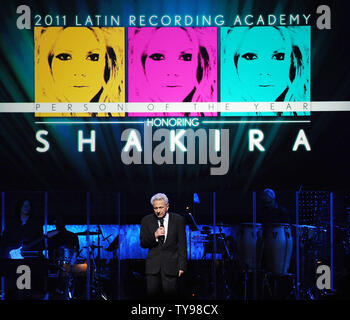 William Mebarak Chadid chante une chanson à sa fille Shakira qui a été honoré à titre de la personne de l'année, lors d'un dîner de remise des prix Grammy latin au Mandalay Bay Resort and Casino à Las Vegas le 9 novembre 2011. UPI/Jim Ruymen Banque D'Images