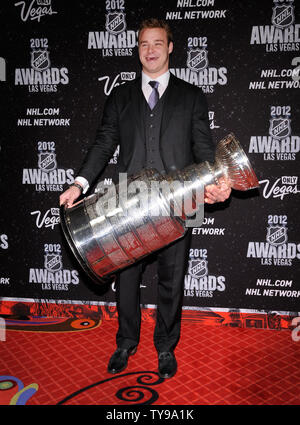 Los Angeles Kings' Dustin Brown pose avec la Coupe Stanley comme il arrive pour la remise des prix de la LNH en 2012 au Théâtre Encore at Wynn Las Vegas à Las Vegas le 20 juin 2012. UPI/David Becker Banque D'Images