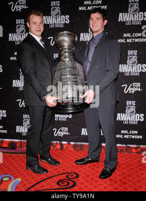 Los Angeles Kings' Dustin Brown (L) et Jonathan Quick posent avec la Coupe Stanley qu'ils arrivent pour la remise des prix de la LNH en 2012 au Théâtre Encore at Wynn Las Vegas à Las Vegas le 20 juin 2012. UPI/David Becker Banque D'Images
