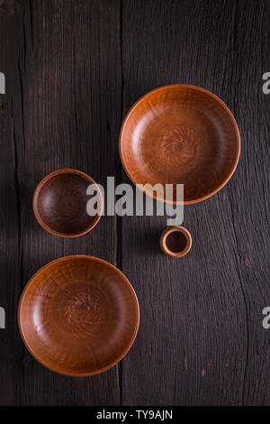 Boules en argile vide sur une table en bois. Vue d'en haut. Concept : la nourriture. Banque D'Images