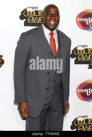 L'ancien joueur NBA Earvin 'Magic' Johnson arrive le Soul Train Awards 2012 à PH Live au Planet Hollywood Resort & Casino à Las Vegas, Nevada le 08 novembre, 2012. UPI/David Becker Banque D'Images