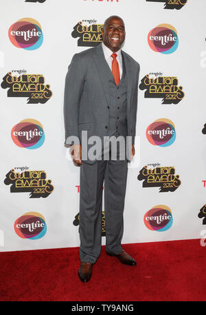 L'ancien joueur NBA Earvin 'Magic' Johnson arrive le Soul Train Awards 2012 à PH Live au Planet Hollywood Resort & Casino à Las Vegas, Nevada le 08 novembre, 2012. UPI/David Becker Banque D'Images