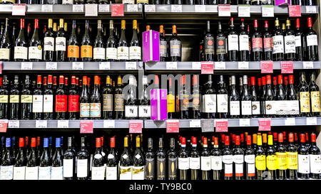 Le marché des boissons alcoolisées ont été de 837 milliards de dollars en 2017 soit une augmentation de 3 %. Le marché du vin lui-même va atteindre 439 milliards $ en 2023. Banque D'Images