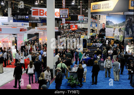 Assister à la présence de la Fondation nationale de tir sport de tir, de chasse 35e assemblée annuelle du commerce extérieur, (SHOT) Spectacle au Sands Expo Convention Center le 16 janvier 2013 à Las Vegas. Le coup de feu est le plus important rassemblement annuel de tir professionnels avec plus de 1 600 exposants et 60 000 visiteurs. UPI/David Becker Banque D'Images