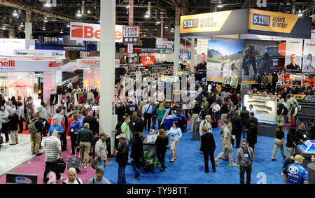 Assister à la présence de la Fondation nationale de tir sport de tir, de chasse 35e assemblée annuelle du commerce extérieur, (SHOT) Spectacle au Sands Expo Convention Center le 16 janvier 2013 à Las Vegas. Le coup de feu est le plus important rassemblement annuel de tir professionnels avec plus de 1 600 exposants et 60 000 visiteurs. UPI/David Becker Banque D'Images