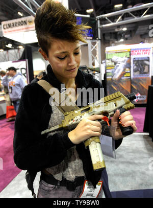 Présence Brooke Roberts de Tucson (Arizona) examine une mitrailleuse à l'ASD stand à la Fondation nationale de tir sportif tir annuel de la 35e, la chasse, le commerce extérieur (SHOT) Spectacle au Sands Expo Convention Center le 16 janvier 2013 à Las Vegas. Le coup de feu est le plus important rassemblement annuel de tir professionnels avec plus de 1 600 exposants et 60 000 visiteurs. UPI/David Becker Banque D'Images