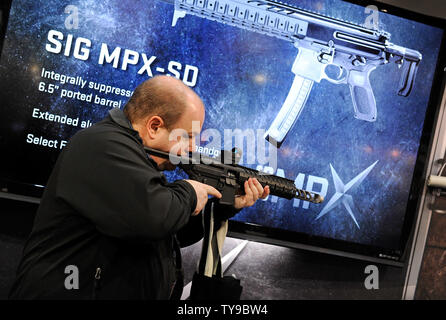 Un participant examine un Sig MPX, un 9mm à la mitraillette Sig Sauer stand à la Fondation nationale de tir sportif tir annuel de la 35e, la chasse, le commerce extérieur (SHOT) Spectacle au Sands Expo Convention Center le 16 janvier 2013 à Las Vegas. Le coup de feu est le plus important rassemblement annuel de tir professionnels avec plus de 1 600 exposants et 60 000 visiteurs. UPI/David Becker Banque D'Images