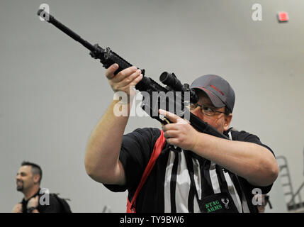 Un participant examine une carabine site sur le Trijicon stand à la Fondation nationale de tir sportif tir annuel de la 35e, la chasse, le commerce extérieur (SHOT) Spectacle au Sands Expo Convention Center le 16 janvier 2013 à Las Vegas. Le coup de feu est le plus important rassemblement annuel de tir professionnels avec plus de 1 600 exposants et 60 000 visiteurs. UPI/David Becker Banque D'Images