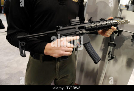 Un participant affiche un Sig MPX, un 9mm avec une mitraillette 30 bullet magazine jointe à la Sig Sauer stand à la Fondation nationale de tir sportif tir annuel de la 35e, la chasse, le commerce extérieur (SHOT) Spectacle au Sands Expo Convention Center le 16 janvier 2013 à Las Vegas. Le coup de feu est le plus important rassemblement annuel de tir professionnels avec plus de 1 600 exposants et 60 000 visiteurs. UPI/David Becker Banque D'Images