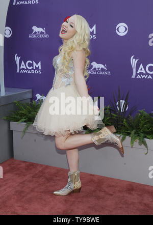 RaeLynn Singer arrive à la 48e académie annuelle des Country Music Awards à l'hôtel MGM de Las Vegas, Nevada le 7 avril 2013. UPI/David Becker Banque D'Images