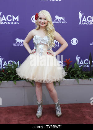 RaeLynn Singer arrive à la 48e académie annuelle des Country Music Awards à l'hôtel MGM de Las Vegas, Nevada le 7 avril 2013. UPI/David Becker Banque D'Images