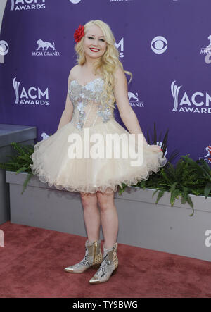 RaeLynn Singer arrive à la 48e académie annuelle des Country Music Awards à l'hôtel MGM de Las Vegas, Nevada le 7 avril 2013. UPI/David Becker Banque D'Images