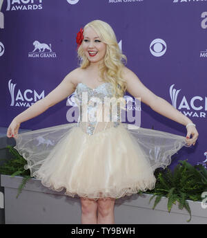 RaeLynn Singer arrive à la 48e académie annuelle des Country Music Awards à l'hôtel MGM de Las Vegas, Nevada le 7 avril 2013. UPI/David Becker Banque D'Images