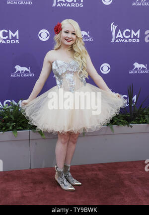 RaeLynn Singer arrive à la 48e académie annuelle des Country Music Awards à l'hôtel MGM de Las Vegas, Nevada le 7 avril 2013. UPI/David Becker Banque D'Images