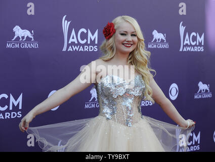 RaeLynn Singer arrive à la 48e académie annuelle des Country Music Awards à l'hôtel MGM de Las Vegas, Nevada le 7 avril 2013. UPI/David Becker Banque D'Images