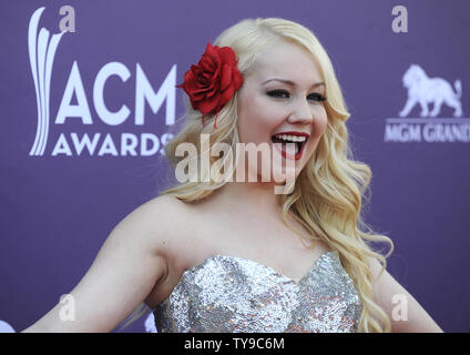 RaeLynn Singer arrive à la 48e académie annuelle des Country Music Awards à l'hôtel MGM de Las Vegas, Nevada le 7 avril 2013. UPI/David Becker Banque D'Images