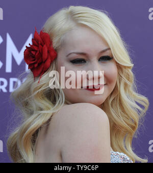 RaeLynn Singer arrive à la 48e académie annuelle des Country Music Awards à l'hôtel MGM de Las Vegas, Nevada le 7 avril 2013. UPI/David Becker Banque D'Images