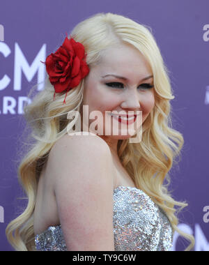 RaeLynn Singer arrive à la 48e académie annuelle des Country Music Awards à l'hôtel MGM de Las Vegas, Nevada le 7 avril 2013. UPI/David Becker Banque D'Images