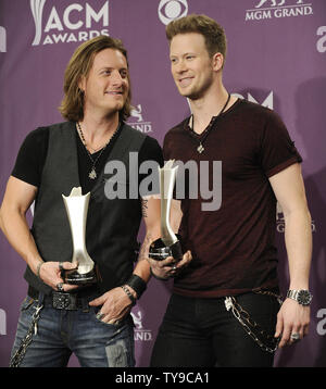 Musiciens Tyler Hubbard (L) et Brian Kelley de Floride Géorgie Ligne, gagnants du Nouvel artiste de l'année présenté par Les Grands Magasins Kohl's backstage apparaît à la 48e académie annuelle des Country Music Awards à l'hôtel MGM de Las Vegas, Nevada le 7 avril 2013. UPI/David Becker Banque D'Images