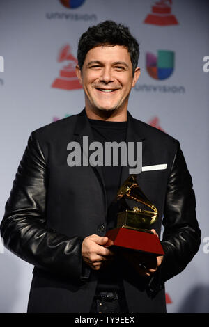 Recording Artist Alejandro Sanz tient le prix qu'il a remporté le prix pour Meilleur album vocal pop contemporaine pour 'La MÏsica No Se Toca', backstage au Latin Grammy Awards au Mandalay Bay Events Center à Las Vegas, Nevada le 21 novembre 2013. UPI/Jim Ruymen Banque D'Images