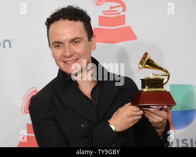 Fonseca pose des coulisses avec son award du meilleur album pop vocal traditionnel pour ' Fonseca Sinfonica' à la 15e édition annuelle de Latin Grammy Awards au MGM Grand Garden Arena de Las Vegas, Nevada le 20 novembre 2014. UPI/Jim Ruymen Banque D'Images