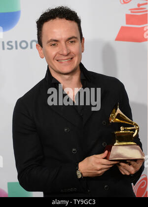 Fonseca pose des coulisses avec son award du meilleur album pop vocal traditionnel pour ' Fonseca Sinfonica' à la 15e édition annuelle de Latin Grammy Awards au MGM Grand Garden Arena de Las Vegas, Nevada le 20 novembre 2014. UPI/Jim Ruymen Banque D'Images