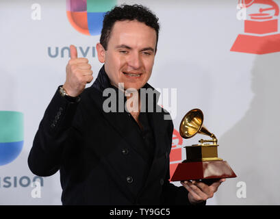Fonseca pose des coulisses avec son award du meilleur album pop vocal traditionnel pour ' Fonseca Sinfonica' à la 15e édition annuelle de Latin Grammy Awards au MGM Grand Garden Arena de Las Vegas, Nevada le 20 novembre 2014. UPI/Jim Ruymen Banque D'Images