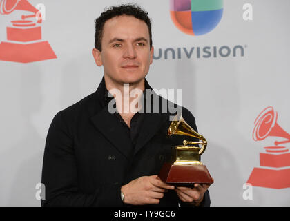 Fonseca pose des coulisses avec son award du meilleur album pop vocal traditionnel pour ' Fonseca Sinfonica' à la 15e édition annuelle de Latin Grammy Awards au MGM Grand Garden Arena de Las Vegas, Nevada le 20 novembre 2014. UPI/Jim Ruymen Banque D'Images