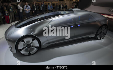 La Mercedes-Benz F015 Luxury in Motion concept car autonome s'affiche à l'International CES 2015, une foire commerciale de l'électronique grand public, à Las Vegas, Nevada, le 6 janvier 2015. Le véhicule, qui a été dévoilé lundi soir et sur l'affichage pour un jour seulement de la SCÉ, est dirigé à Detroit pour le Salon de l'auto nord-américain qui s'ouvre le 12 janvier. Photo par Molly Riley/UPI Banque D'Images